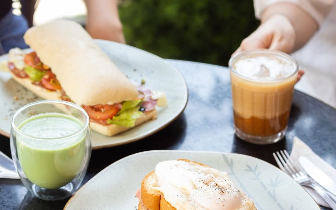 O GUIA DO REFÚGIO MATINAL: ESPAÇOS PET FRIENDLY E JARDINS ESCONDIDOS PARA UM CAFÉ DA MANHÃ SEM PRESSA NO ABC PAULISTA